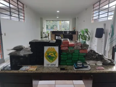 Dentro da casa, a PM encontrou 55 quilos de maconha, 01 quilo de cocaína e 93 comprimidos de ecstasy, além de 20 munições de calibre 380