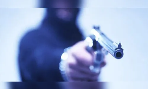 Assaltantes invadem residência e aterrorizam família em Arapongas