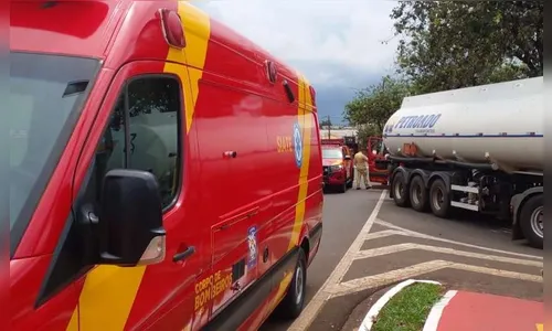 Mãe e filho ficam gravemente feridos em acidente entre moto e carreta