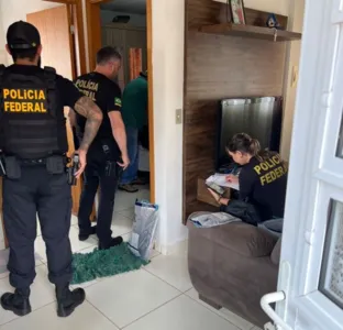 Durante a ação, os policiais federais cumpriram um mandado de busca e apreensão, expedido pela 3ª Vara Federal de Maringá