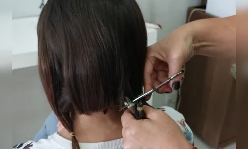 Mulheres presas doam os cabelos para pacientes com câncer