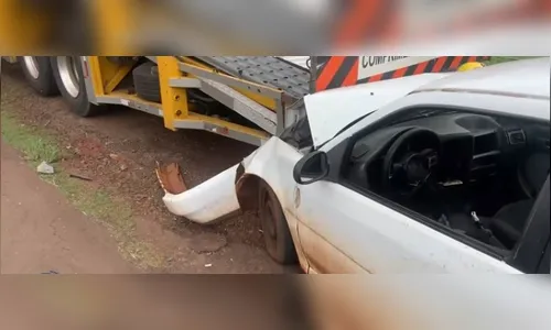 Motorista colide contra caminhão-cegonha e fica ferido em Londrina