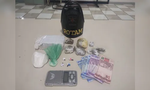 PM apreende quase meio quilo de maconha e cocaína em Apucarana