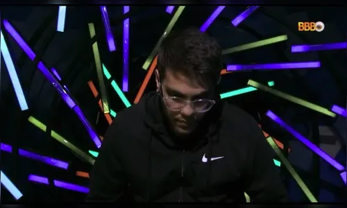 Homem misterioso é flagrado ao vivo dentro do confessionário do BBB