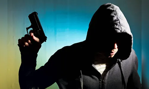 Ladrões armados rendem jovens e roubam, em frente à residência