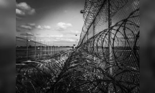 Jovem acusada de assassinato ganha dinheiro na prisão com OnlyFans