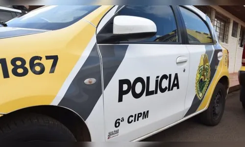 Carro faz ultrapassagem irregular e quase bate em viatura da PM