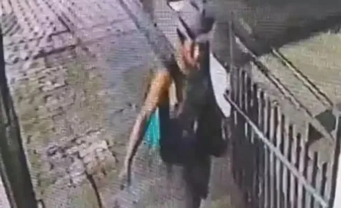 Imagens gravadas por câmeras de segurança  mostram assassino e vítima entrando juntos no prédio