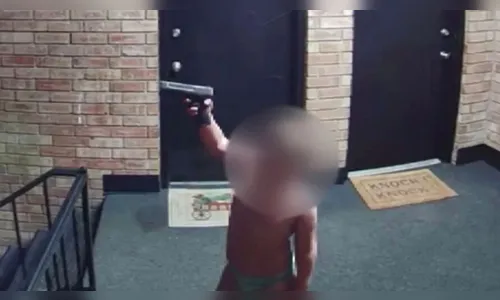 Criança é flagrada com arma de fogo; pai é preso por negligência