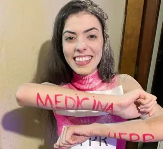 Isabela Cristina de Oliveira tem 23 anos e foi aprovada no curso de Medicina, após estudar sozinha por dois anos de dedicação