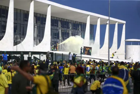 Manifestantes invadem Congresso, STF e Palácio do Planalto.