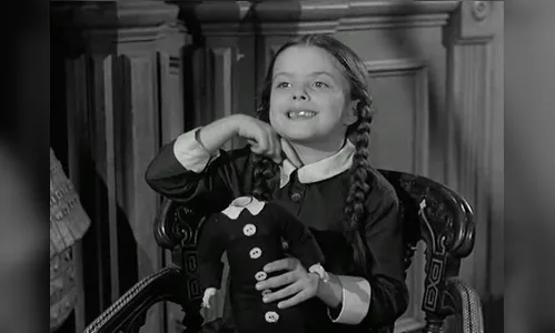 Morre atriz que interpretou a 1ª Wandinha em ‘A Família Addams’