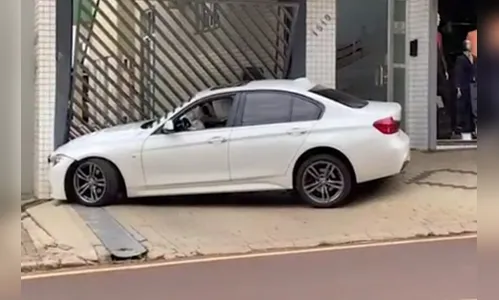 Motorista abandona BMW após bater em portão de prédio