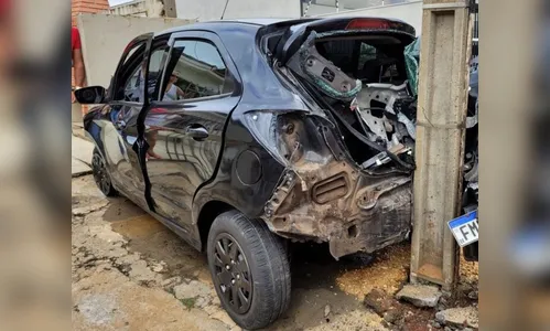 Jovem fica ferido após bater carro contra poste em Maringá