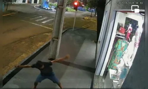 Jovem é flagrado tentando quebrar vitrine de loja, em Jardim Alegre
