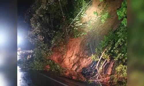 Nova queda de barreira interdita totalmente a BR-376 entre PR e SC