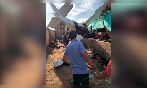 Vídeo: pessoas ficam feridas após avião cair e atingir residência