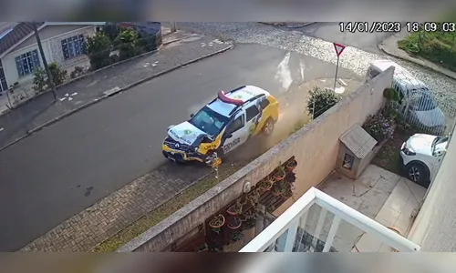 Câmera flagra acidente envolvendo viatura da PM em cruzamento, no PR