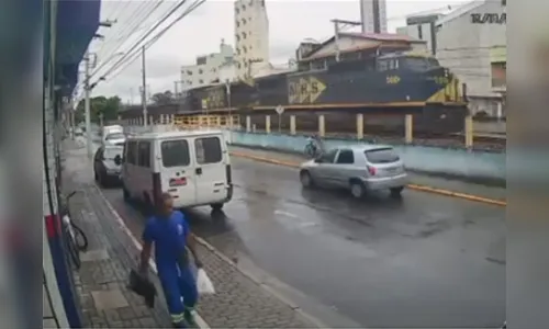 Vídeo: homem tentar cruzar linha férrea e morre atropelado por trem
