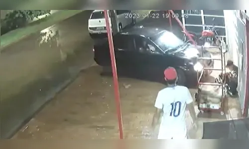 Vídeo: mulher atropela duas vezes homem que agrediu a mãe dela