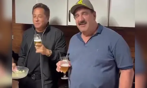 Leonardo surge comendo jiló com Ratinho em Apucarana e vídeo viraliza