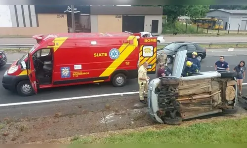 Mulher perde controle de carro e capota na BR-277 neste sábado (14)