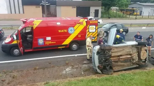 O capotamento ocorreu na manhã deste sábado (14)