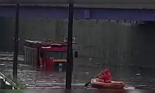 Vídeo: Bombeiros são resgatados após caminhão ficar preso em enchente