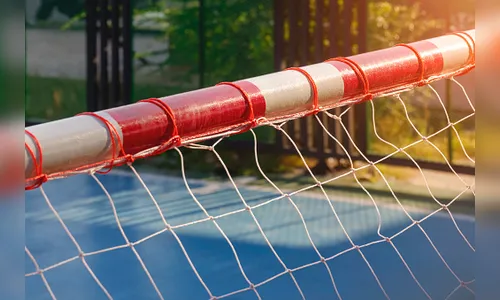 Adolescente morre após trave de gol cair sobre ele em clube