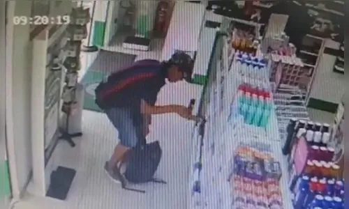 Funcionária flagra furto em farmácia e dá uma 'dura' em ladrão; vídeo