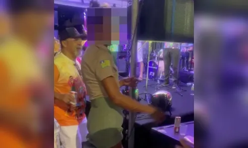 Carnaval: travesti é detida pela PM por usar uniforme militar em festa