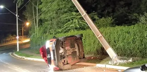 O condutor teria perdido o controle do carro, modelo Fiat Fastback, quando fazia a curva da rotatória e na sequência bateu contra um poste.