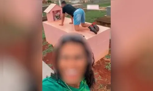 Dupla é presa após dançar funk sobre túmulo de bebê em Goiás