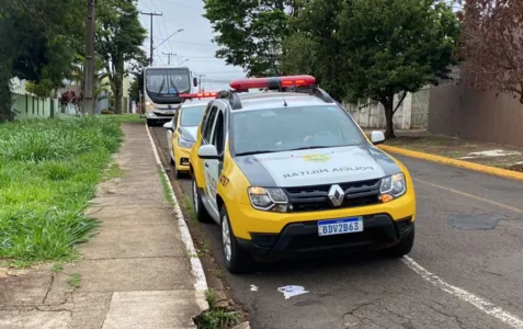 O criminoso fugiu com uma Fox prata placas GZE6448