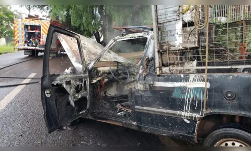 Fiorino fica destruída após pegar fogo em Cascavel