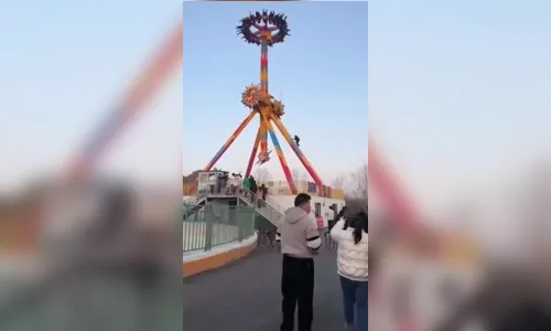 Brinquedo apresenta falha mecânica e visitantes ficam suspensos; vídeo