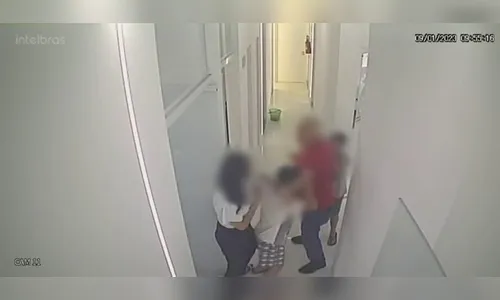 Flagrado em vídeo, homem vai à delegacia e justifica agressão
