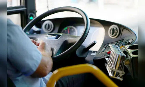 Ladrão armado com faca invade coletivo da VAL e rouba motorista