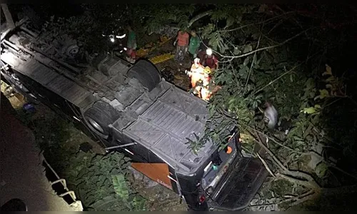 Ônibus com time de futebol cai de ponte e deixa 4 mortos e 29 feridos