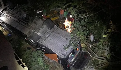 O motorista perdeu o controle da direção na BR-116 e caiu de uma ponte de 10 metros de altura