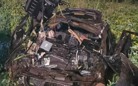 O motorista teria perdido o controle do carro, saído da pista e capotado várias vezes.