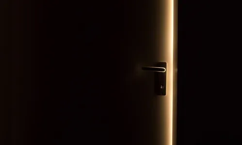 Moradores se assustam com 'cheiro de cadáver' em condomínio de MG