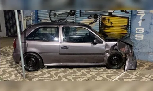 Após batida, carro atinge parede de comércio em Apucarana