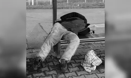 Morador chama PM após encontrar estranho dormindo em sua garagem