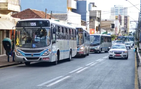 Os ônibus estão circulando normalmente nesta segunda (6)