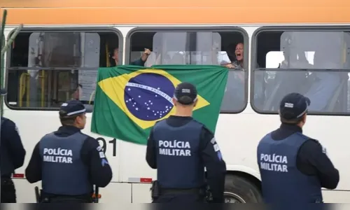 Bolsonaristas são vacinados contra a Covid-19 após serem presos
