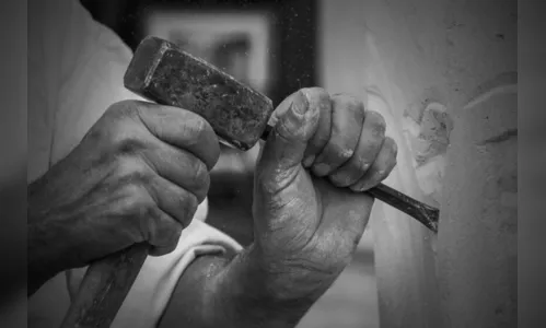 Pedreiro invade residência e se recusa a sair; PM e GM retiram a força