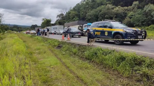 Pelo menos sete pessoas morrem após ônibus tombar na BR-277