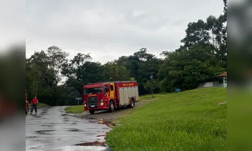 Princípio de incêndio em depósito mobiliza bombeiros de Apucarana