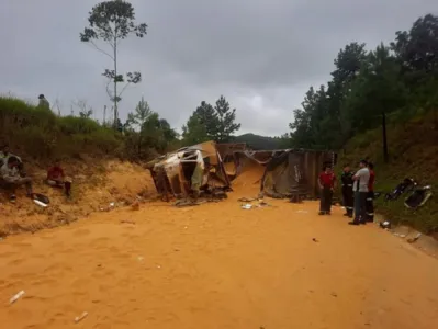 Rodovia ficou bloqueada por conta do acidente